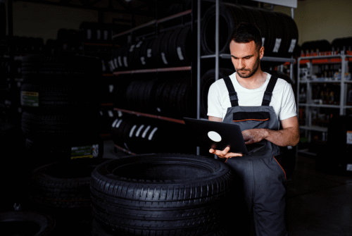 auto-mechanic-recommend-tire-to-choose-for-car-2025-03-15-18-39-07-utc 2